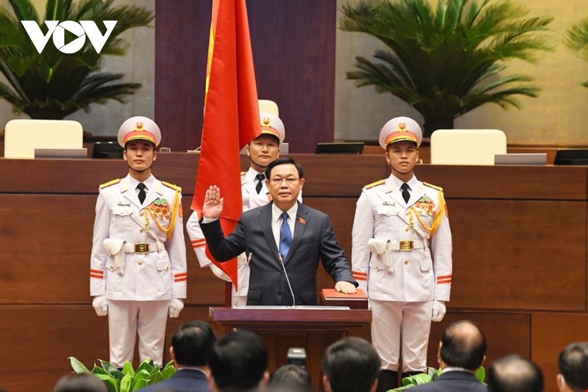 Vuong Dinh Hue sworn in as NA Chairman for second time